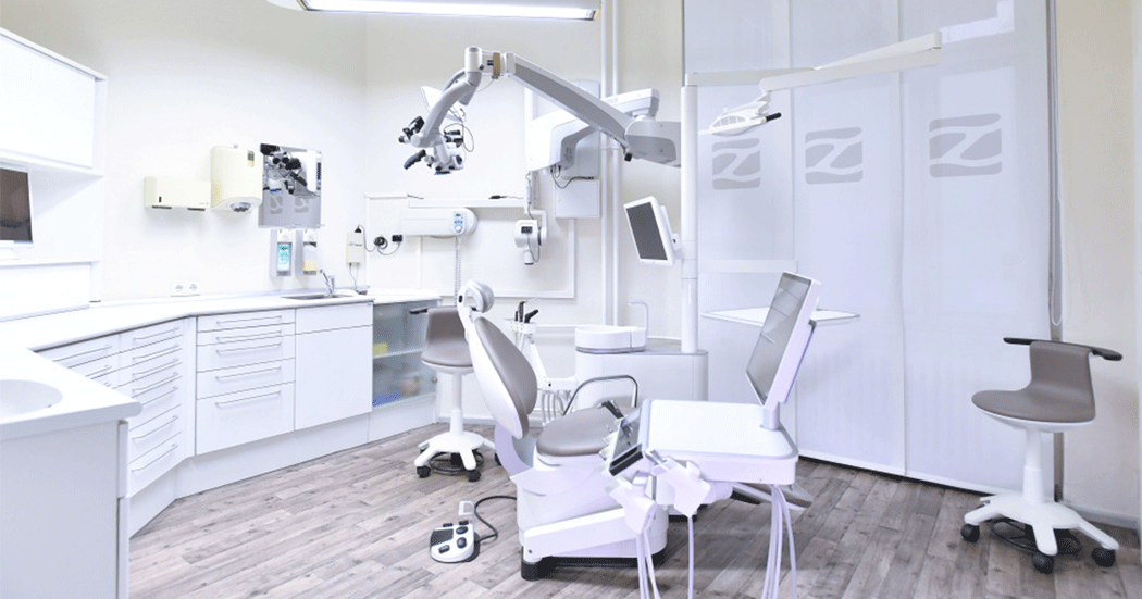 Behandlungsstuhl in einer Praxis